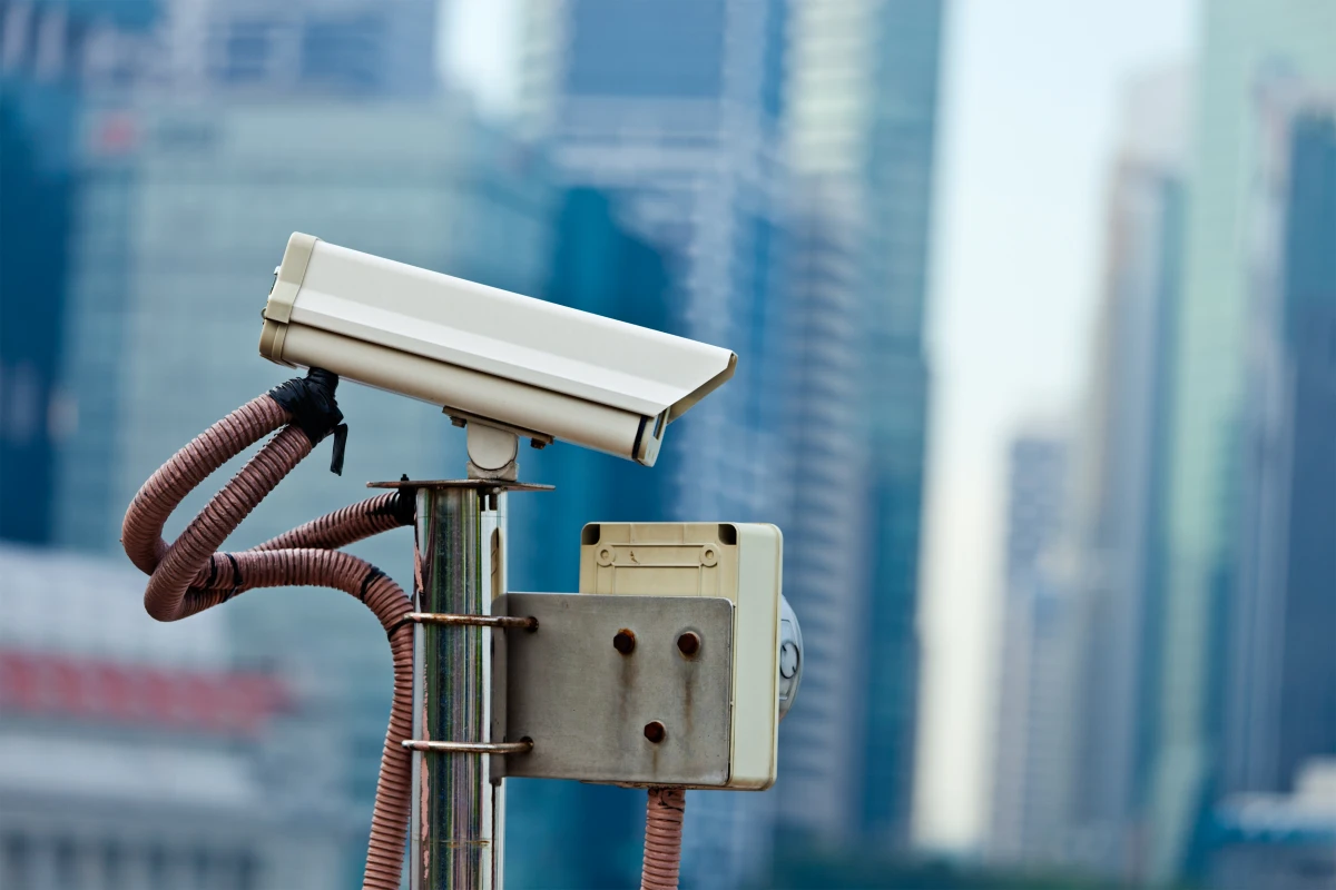 Les Espaces Publics Connectés : Révolution Urbaine ou Surveillance Généralisée ?